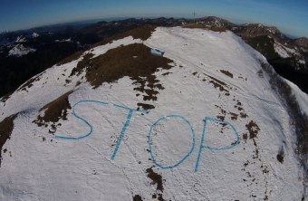 Die Aufschrift Stop steht im Schnee des Riedberger Horns | © LBV