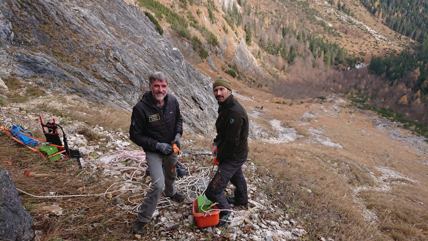 Nationalparkranger Wolfgang Palzer und Franz Eder beim Abbau der Sicherungen |© Toni Wegscheider LBV