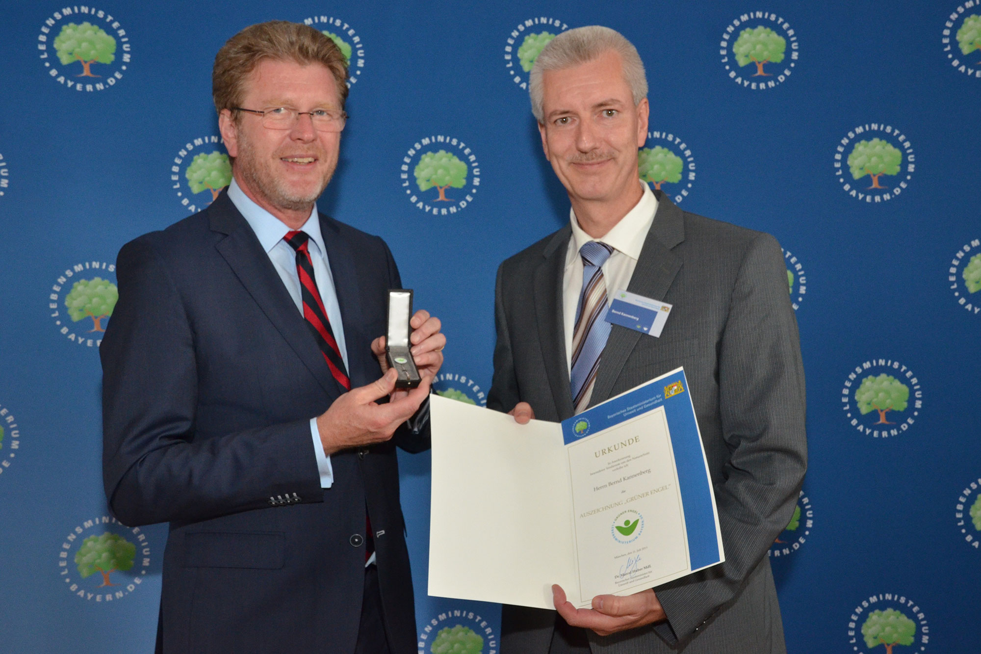 Bernd Kannenberg nimmt die Auszeichnung von Umweltminister Dr. Marcel Huber entgegen | © Stmuv