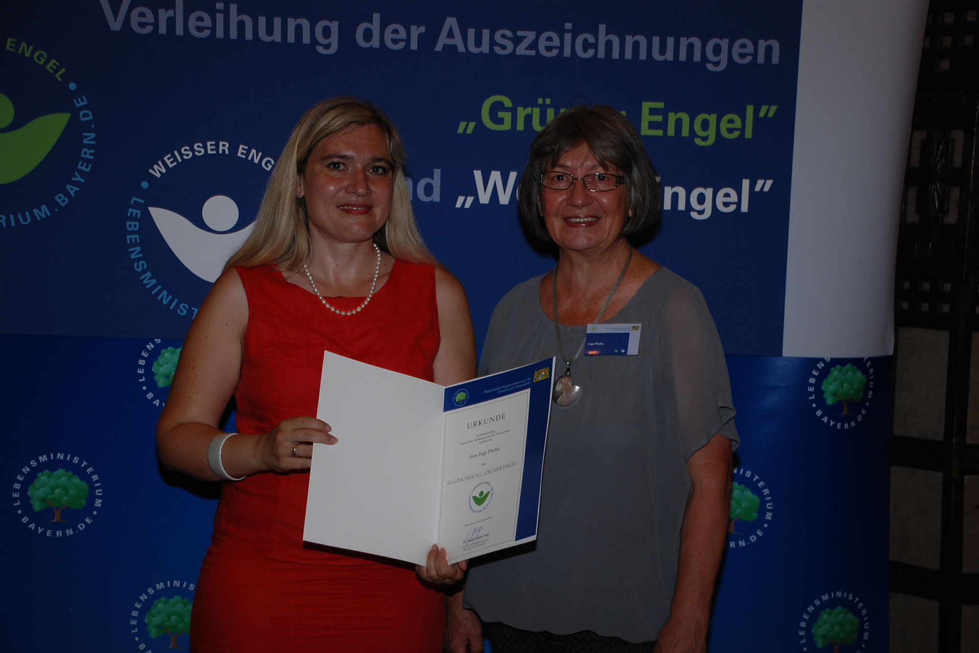 Inge Pfeifer erhält die Auszeichnung Grüner Engel | © Stmuv