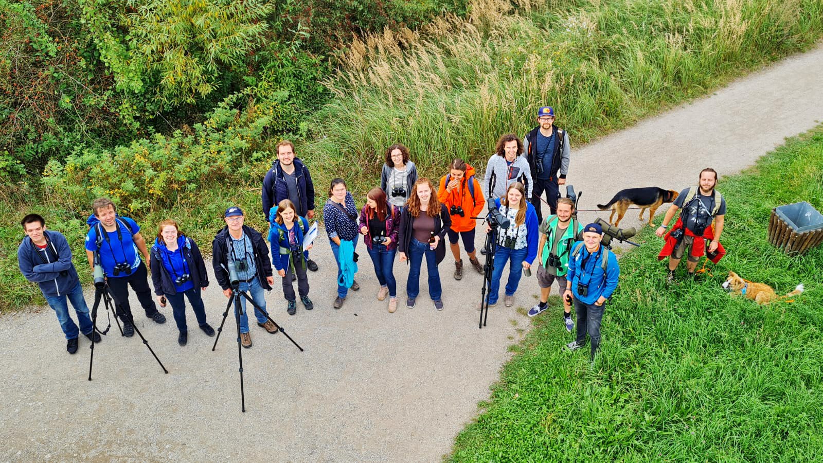 LBV-Hochschulgruppen bei Exkursion am Altmühlsee Gruppenbild von Vogelbeobachtungsturm | © LBV